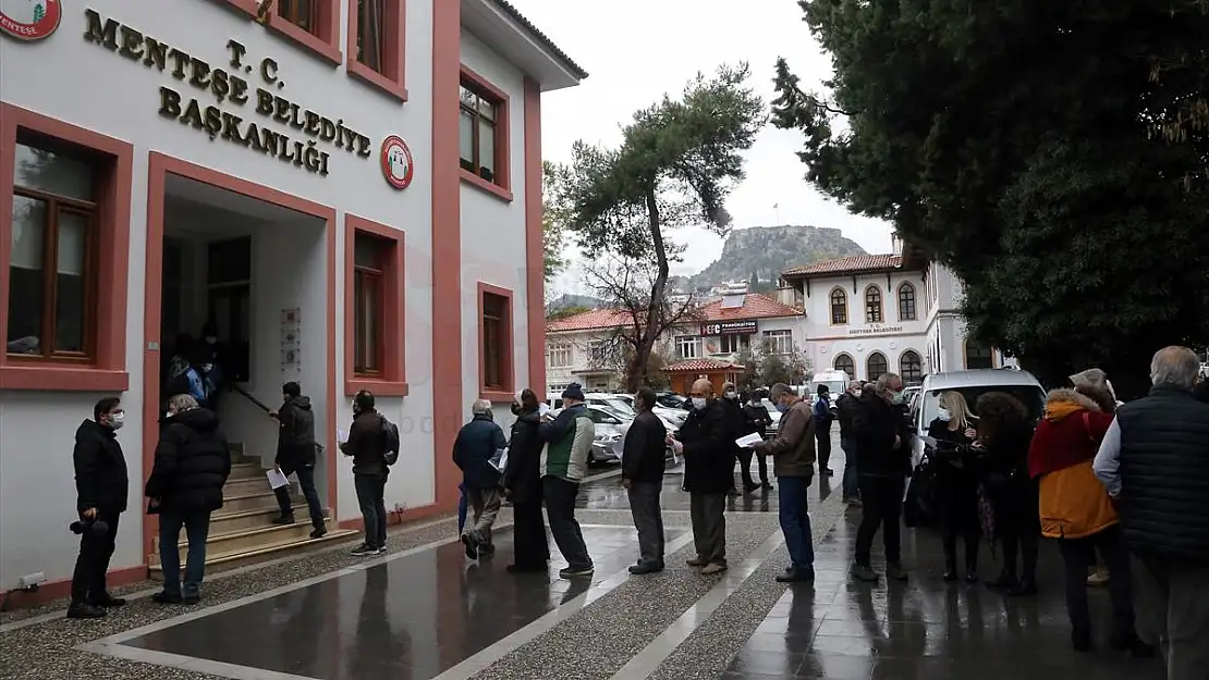 Muğla'da çevreciler çimento fabrikasına yapı ruhsatı veren belediye önünde eylem yaptı