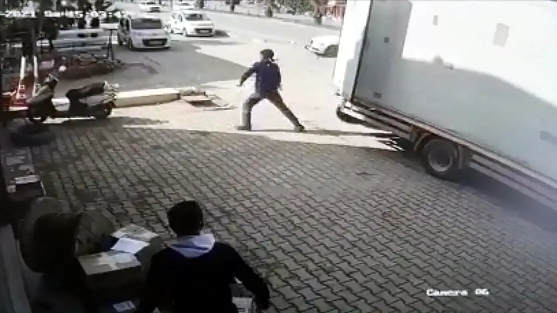 Muğla'da iki otomobilin çarpıştığı kaza güvenlik kamerasında