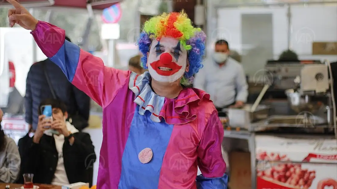 Muğla'da kafeteryaları gezen tiyatrocu, tek kişilik performansla kadına şiddete dikkati çekti