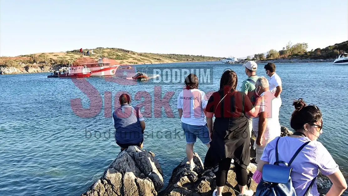 Muğla'da teknelerle ulaşılan plajda çevre ve deniz dibi temizliği yapıldı