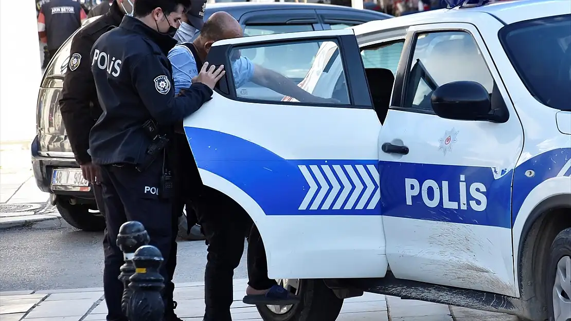 Bodrum'da üşüyen kişiyi mahalle bekçisi montuyla ısıttı