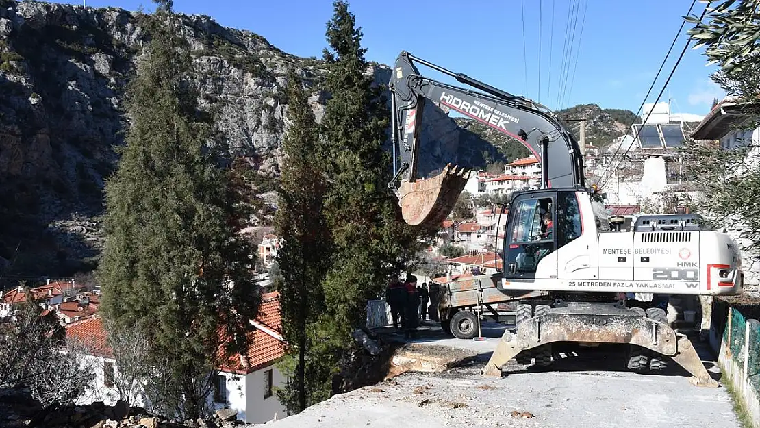 Muğla'da yıkılma tehlikesi bulunan duvara belediye ekiplerince müdahale edildi...