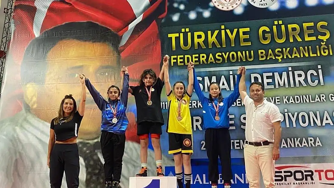 Muğlalı Kızlardan Güreşte Üç Derece
