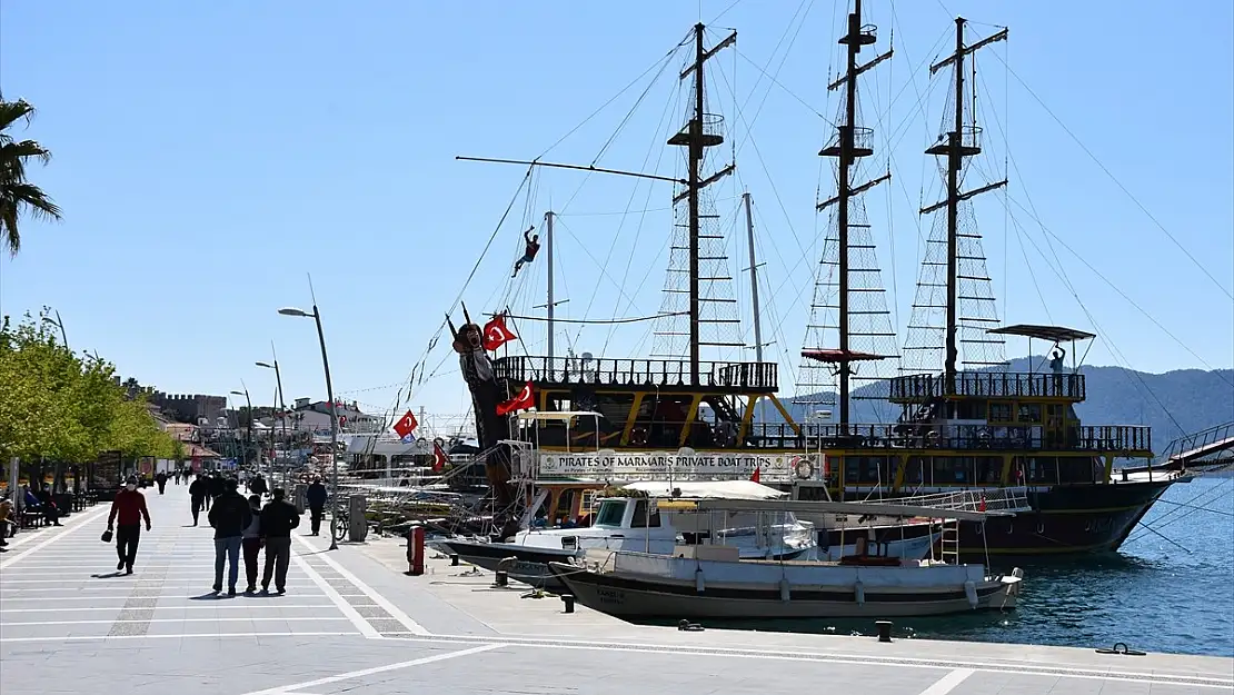 Muğlanın Turizm ilçelerinde vatandaşlar sahilin ve güneşli havanın keyfini çıkarıyor