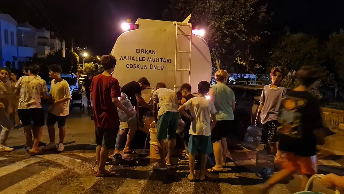 Muhtar, Mahallesinde Tankerle Su Dağıttı