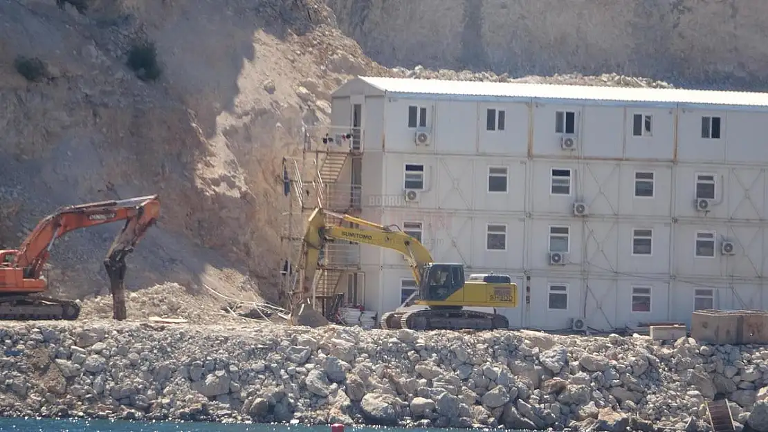 Mühürlenen Otel İnşaatı Sürüyor