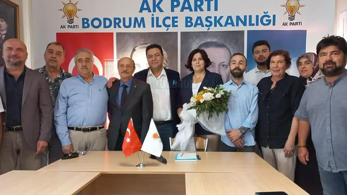 Nagihan Bayram Ak Parti'de Çiçeklerle Karşılandı