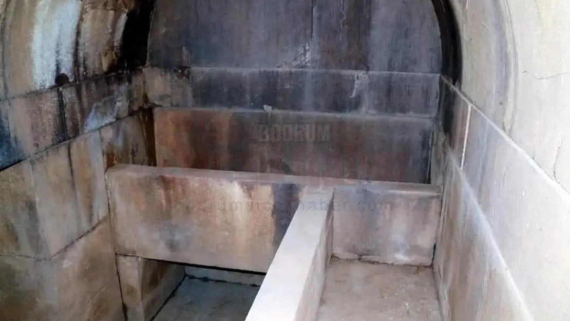 Oda Mezar İçerisinde 3 Kişinin Mezarı Çıktı