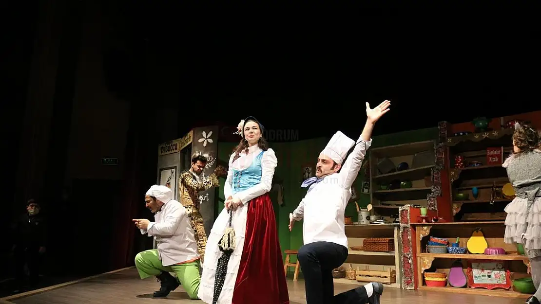 ÖĞRENCİLER TİYATROYLA BULUŞMAYA DEVAM EDİYOR