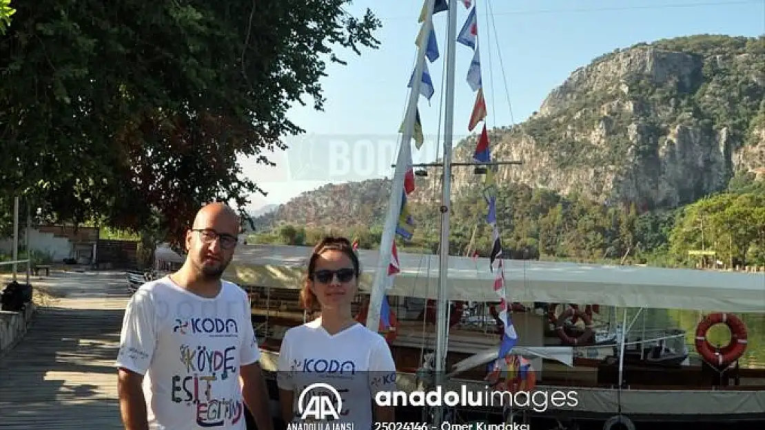 Öğretmen çift, denizcilikle ilgili farkındalık oluşturmak için yelkenle tura çıktı