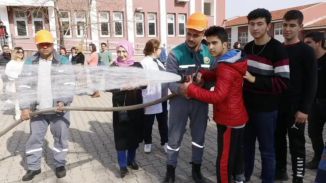 Öğretmen ve Öğrencilere Yangın Eğitimi Verildi