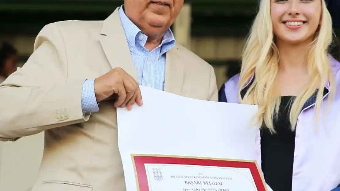 Okul Birincisine Diplomasını Ayaydın Verdi