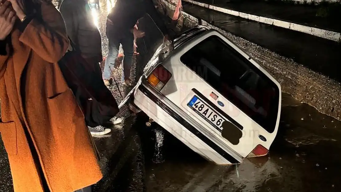 Önlem Alınmayan Yolda Araç Çukura Düştü