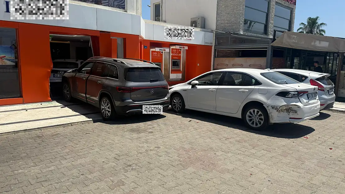 Önündeki 2 Aracı Sürükleyip Bankaya Daldı