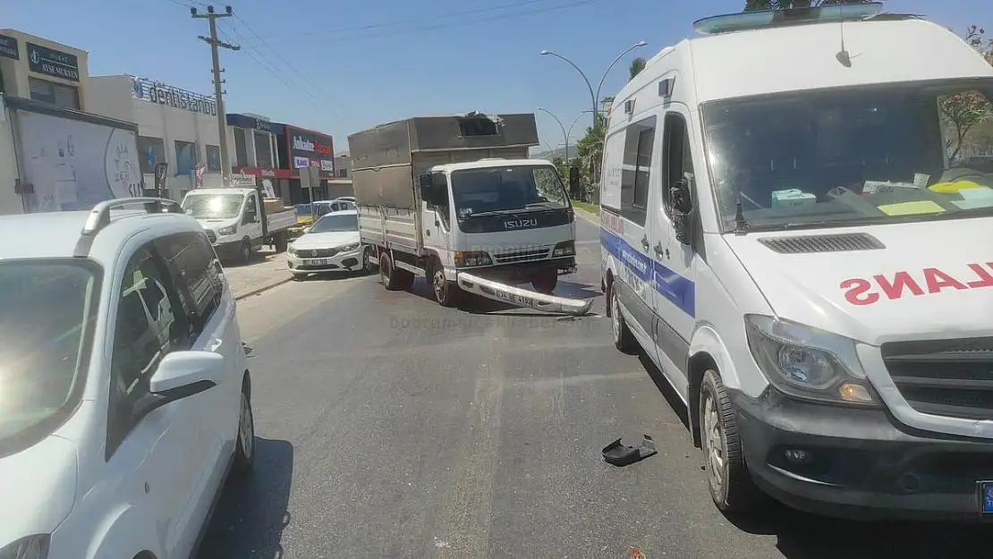 Önündeki Araca Çarpmamak İçin Ambulansa Çarptı