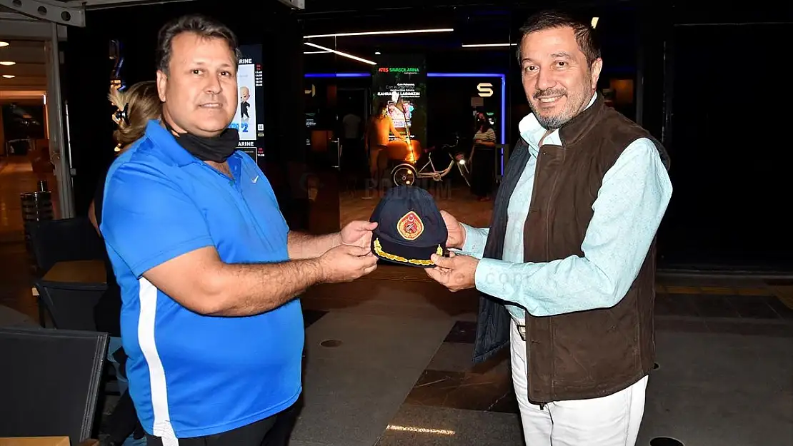 Orman yangınlarıyla mücadele eden itfaiyecilere özel film gösterimi