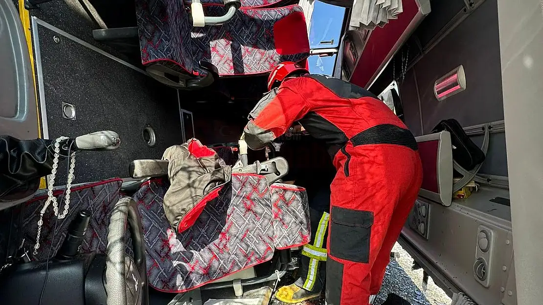 Otel Personel Servisi Otomobille Çarpıştı, Kazada 4 Kişi Yaralandı