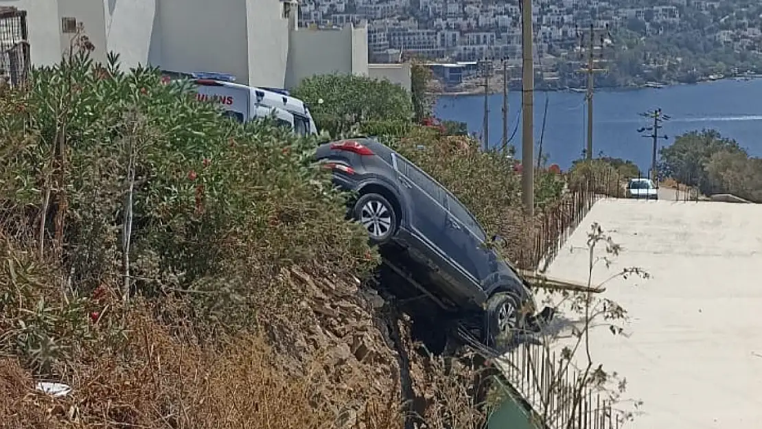 Otomobil çatıda askıda kaldı !
