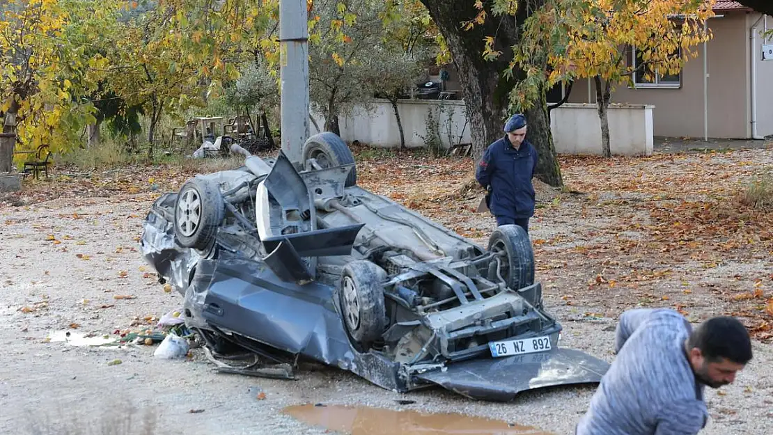 Otomobil Kazada Kağıt Gibi Ezildi: 3 Yaralı