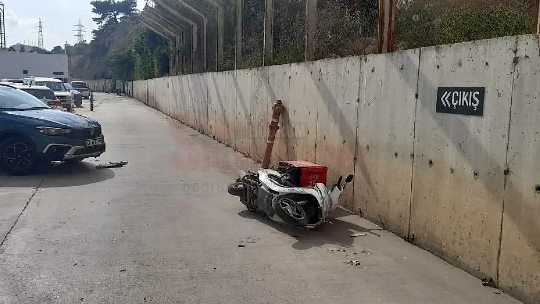 Otomobil Moto Kuryeye Çarpıp Yaraladı