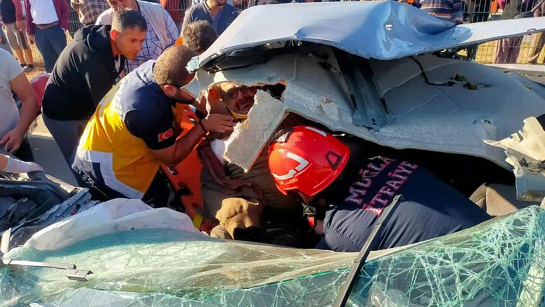 Otomobilde Sıkışan Yaralı İtfaiye Ekipleri Tarafından Kurtarıldı