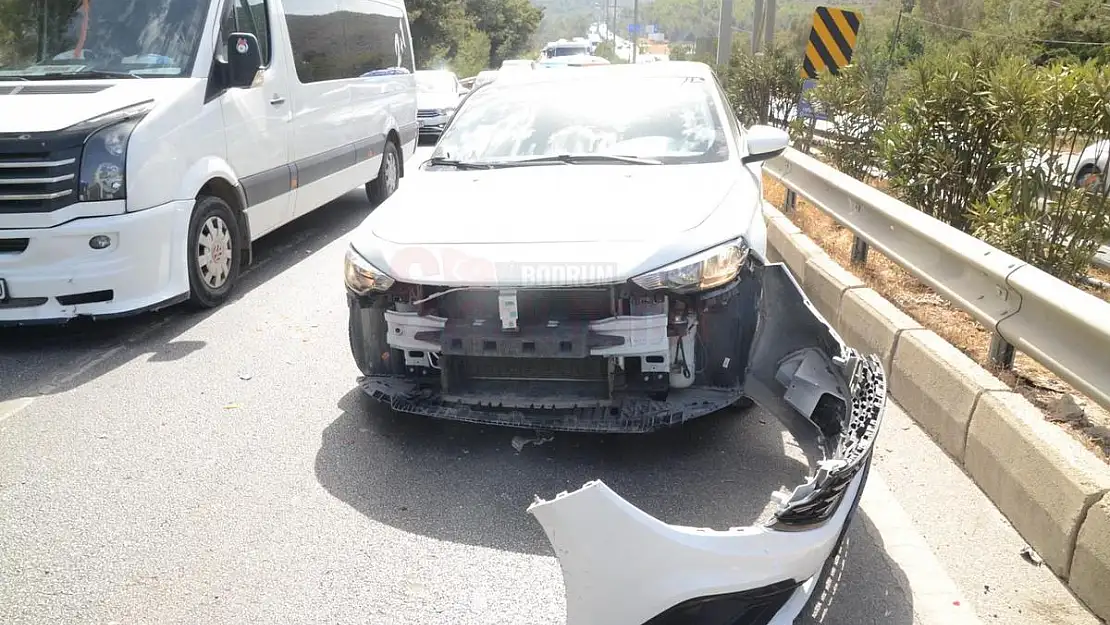 Otomobilin Su Tankeri İle Çarpıştığı Kaza Maddi Hasarla Atlatıldı