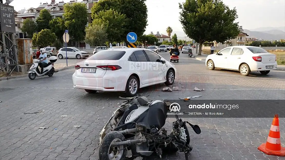 Otomobille çarpışan motosikletin sürücüsü ağır yaralandı