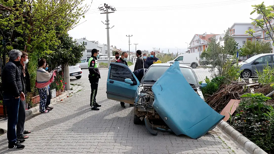 Otomobille çarpışan motosikletteki 2 kişi yaralandı