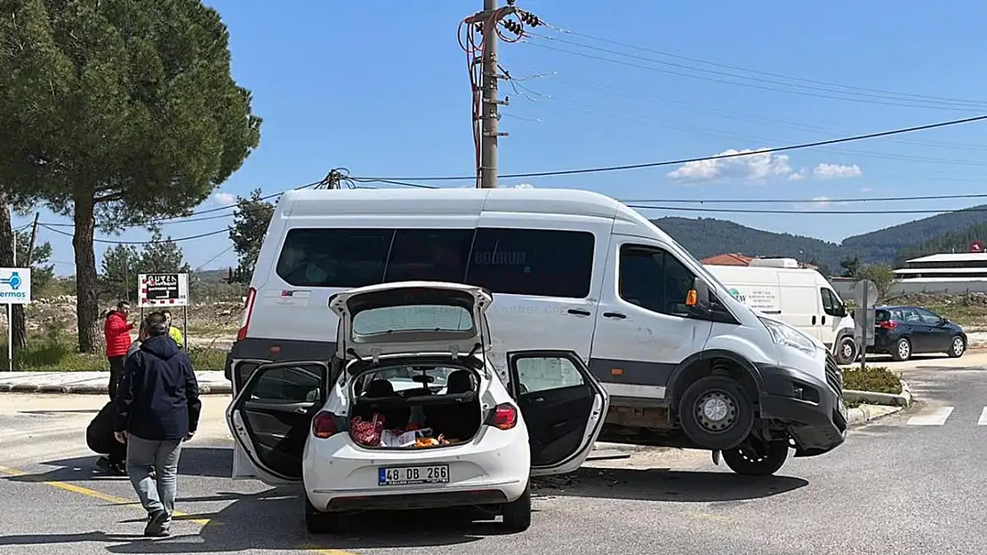 Otomobille Minibüsün Çarpıştığı İlginç Kaza