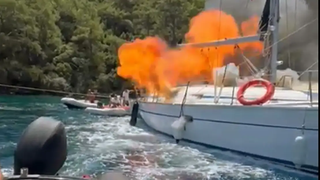 Özel tekne denizin ortasında cayır cayır yandı !