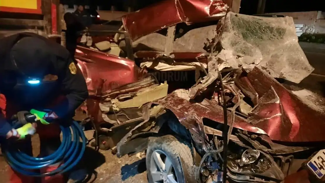 Park Halindeki Tıra Çarpan Otomobilin Sürücüsü Öldü