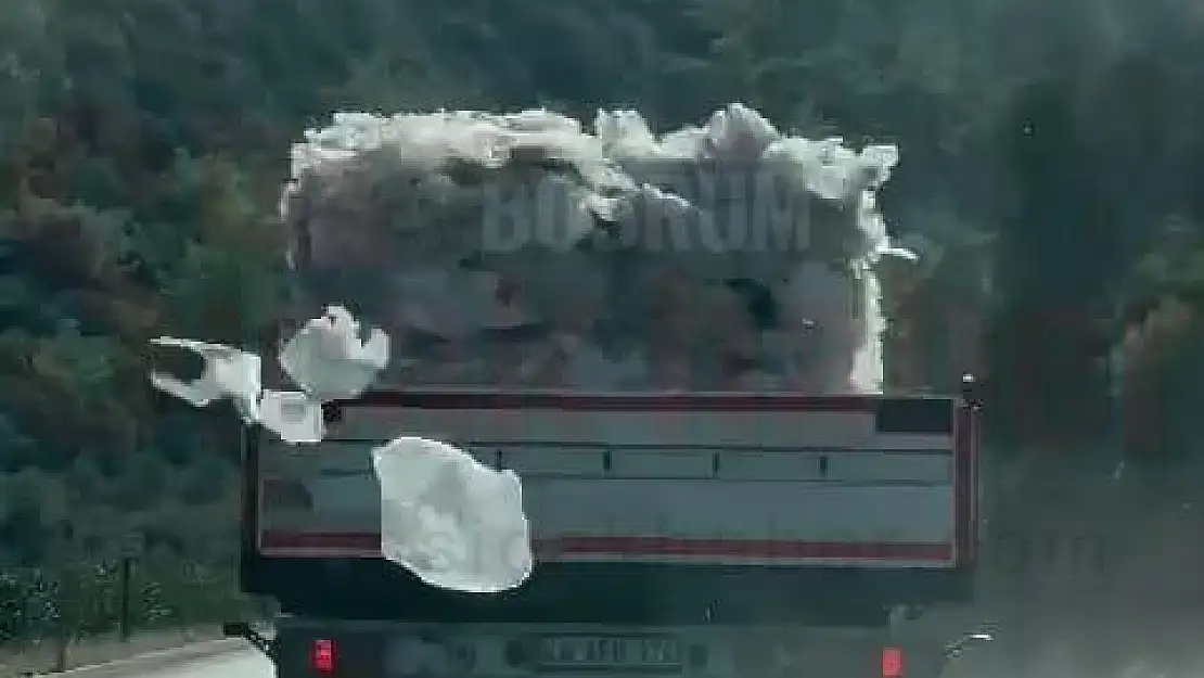 Plastik Malzeme Taşıyan Tır Trafiği Tehlikeye Düşürdü