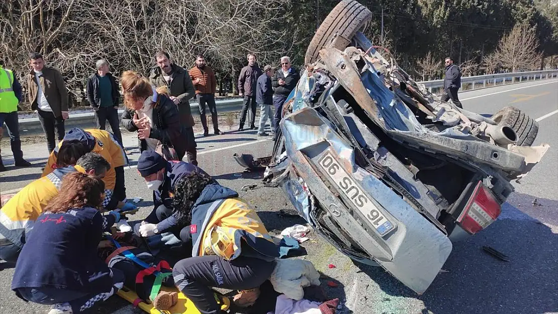 Refüje Çarpan Otomobildeki 4 kişi Yaralandı