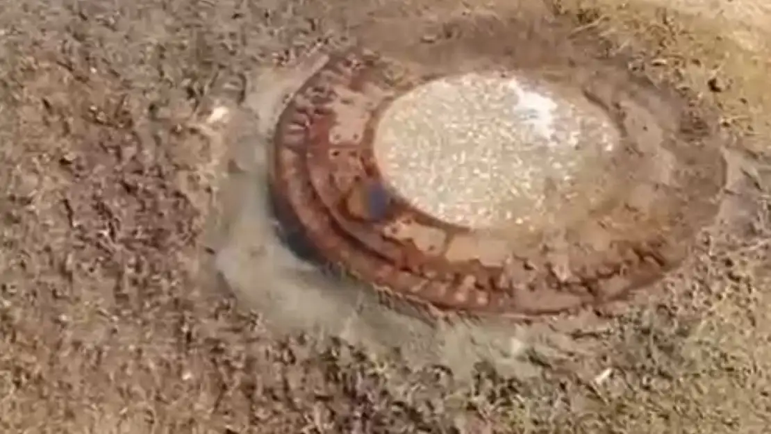 Rögar kapağından taşan atık su denize karıştı