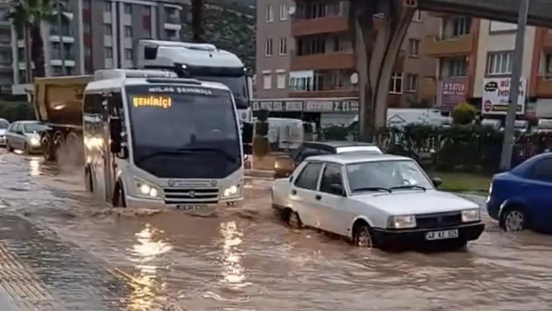Sağanak Yağış Yolları Göle Çevirdi
