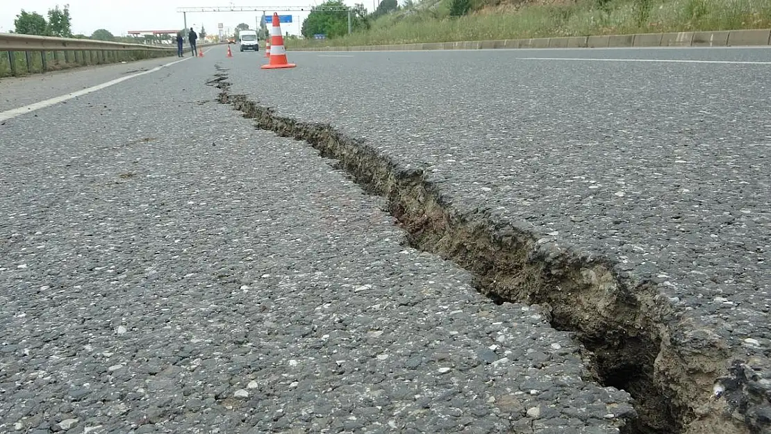 Sağanak Yağışın Etkili Olduğu Menteşe'de Yol Çöktü