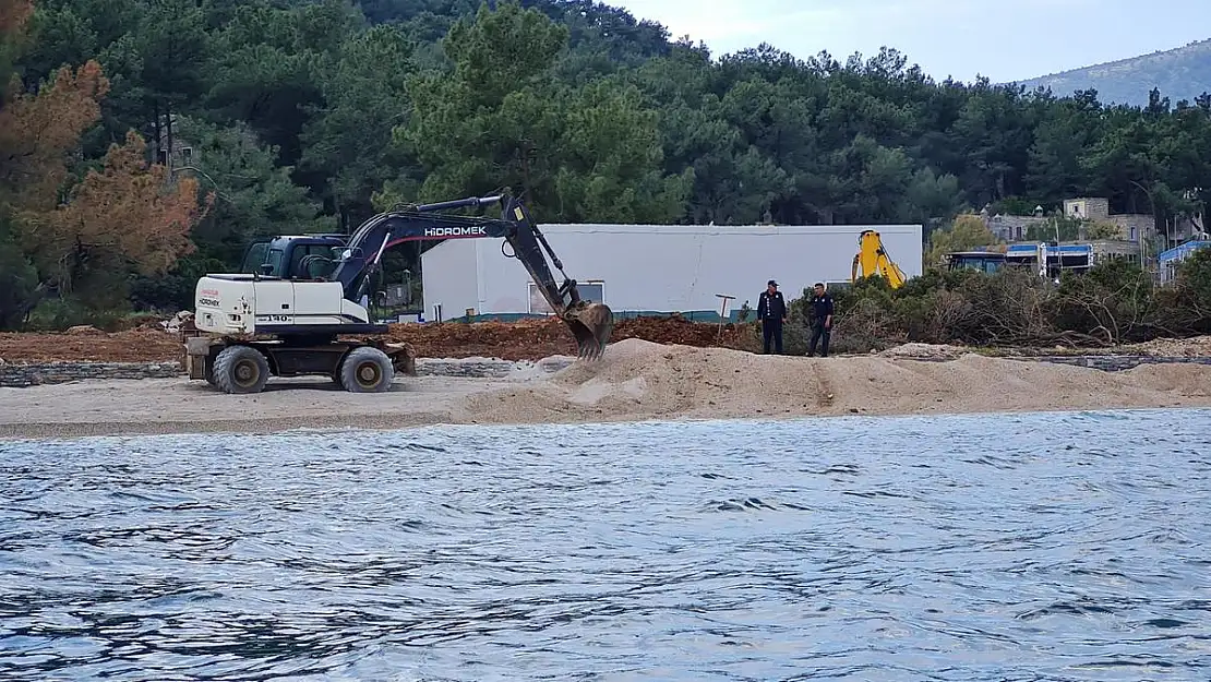 Sahile Dökülen Kum Kaldırıldı