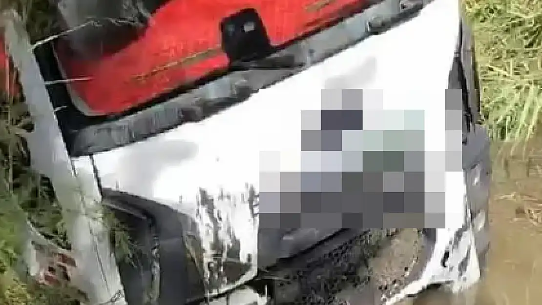 Şarampole Uçan Kamyonun Sürücüsü Yaralandı