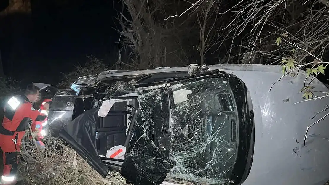 Şarampole yuvarlanan otomobildeki 3 kişi yaralandı