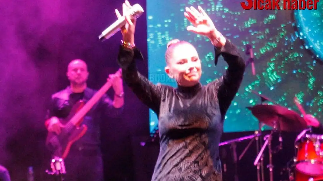 'Sarı Yaz Konseri'' Merve Özbey Bodrum Kalesi' nde Konser Verdi