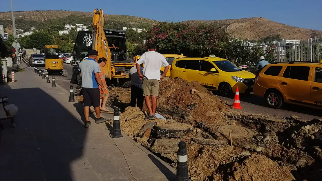 Şebeke hattı patladı depoyu su bastı !