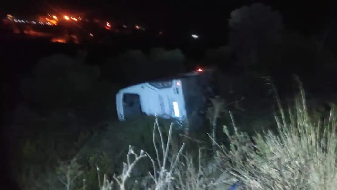 Şehir İçi Yolcu Taşıma Aracı Kaza Yaptı, 3 Yaralı