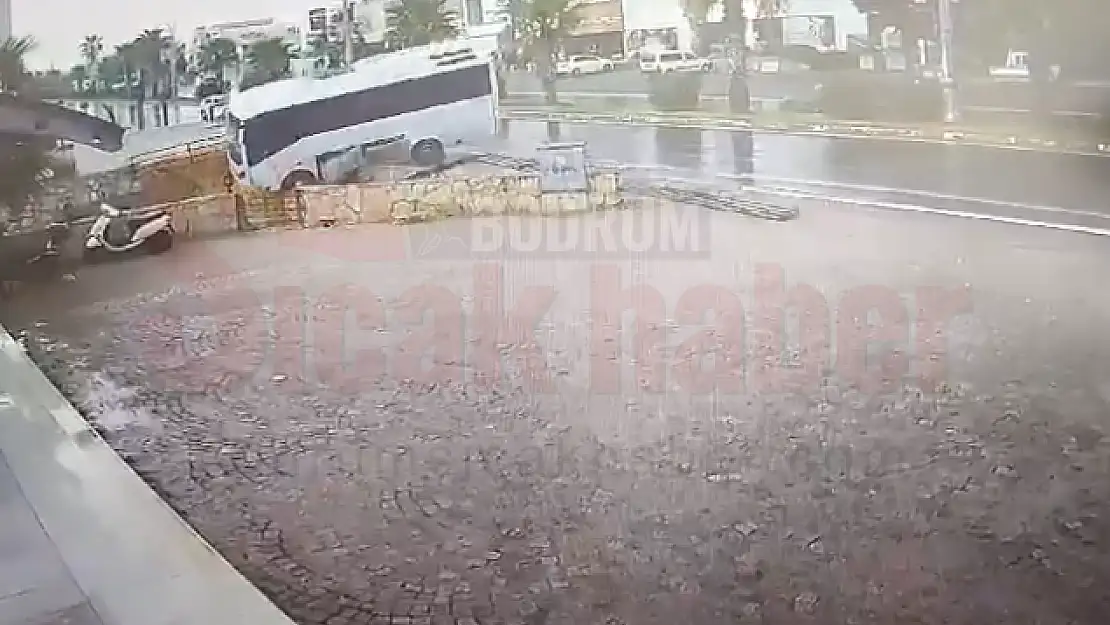 Servis Aracının Kaza Anları Güvenlik Kamerasına Yansıdı