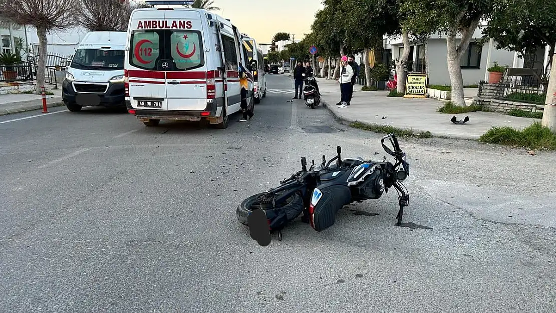 Servis Minibüsü ile Motosiklet Çarpıştı: Sürücü Camdan İçeri Girdi