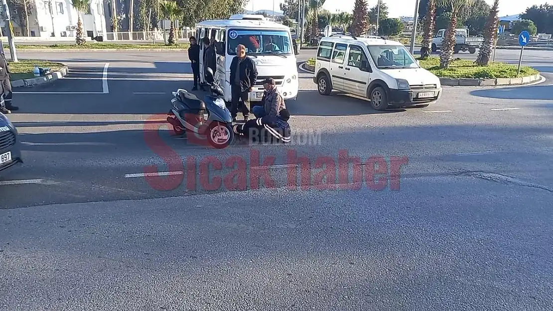 Servis Minibüsü Motosikletli Belediye Personeline Çarptı  1 Yaralı