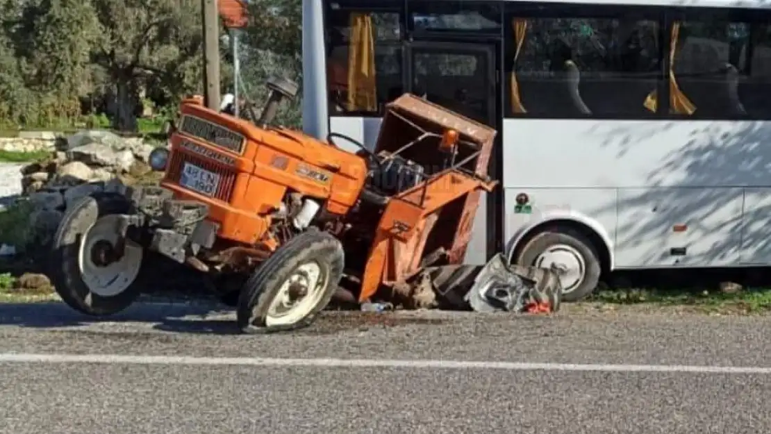 Servis Minibüsü Traktörle Çarpıştı 1Yaralı