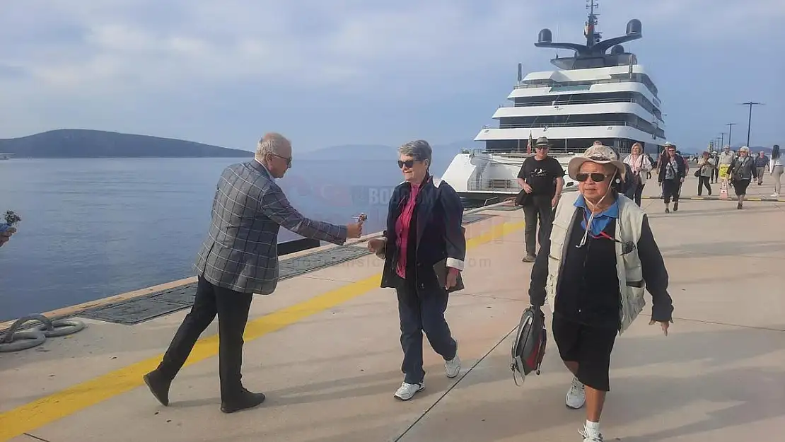 SEZONUN İLK GEMİSİ BODRUM'A YANAŞTI