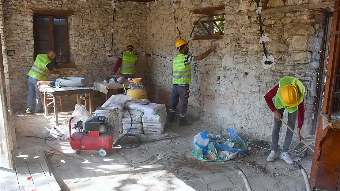Stratonikeia Antik Kenti'nin asırlık kahvehanesi restore ediliyor