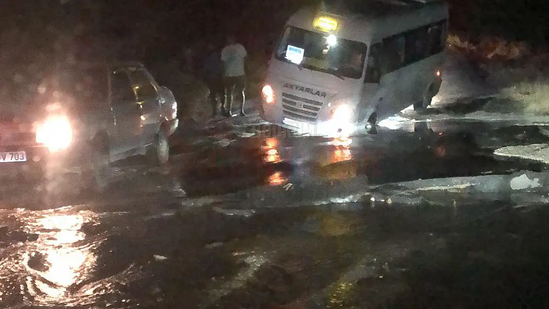 Su Hat Patladı, Minibüs Yolcuları ile İçinde Mahsur Kaldı