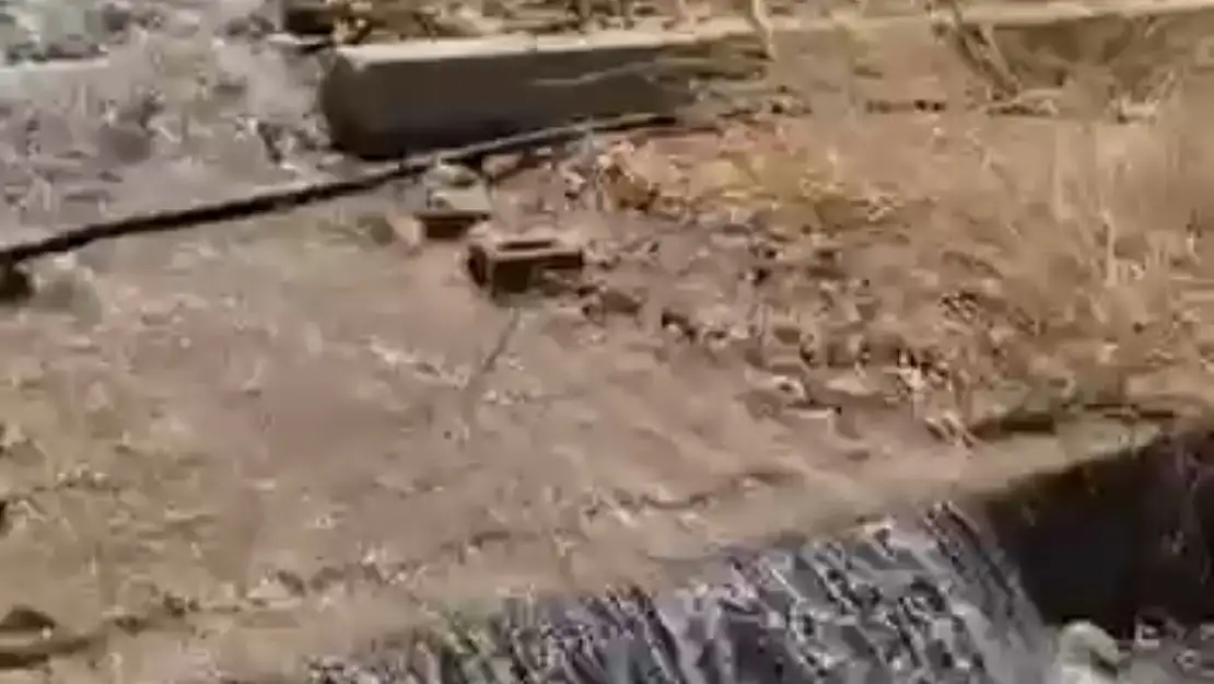 Su hattı patladı! Binlerce litre su boşa aktı!